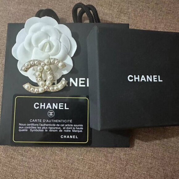 Chanel gold brooch - Picture 2 of 6